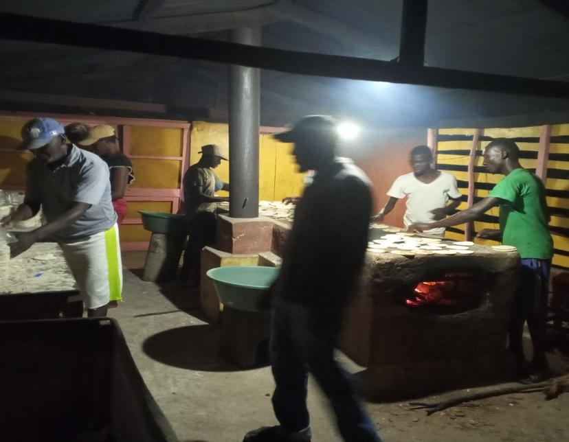 Production de petites cassaves à l'atelier-entreprise de Wandéa