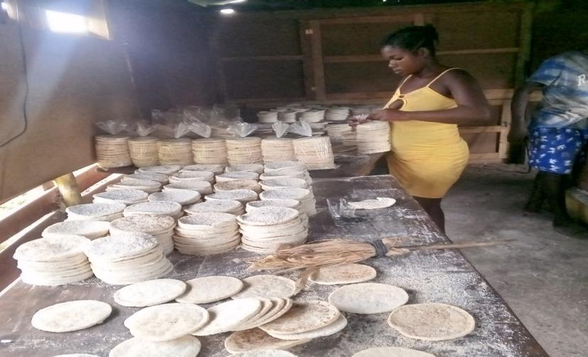 Production et emballage de cassave à l'atelier-entreprise de Wandéa