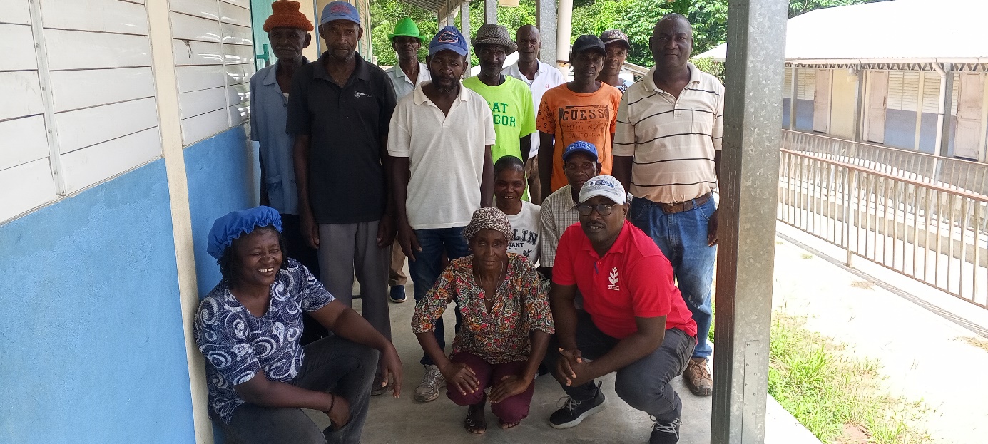Groupe de planteurs de manioc à Laguamite en formation à l'école nationale de Laguamite